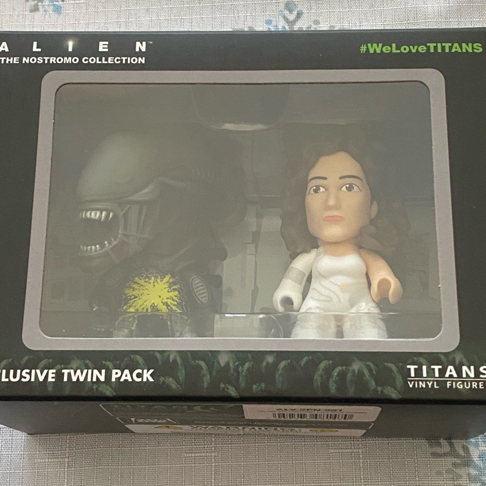 Titan Alien The Nostromo Collection Exclusive Twin Pack